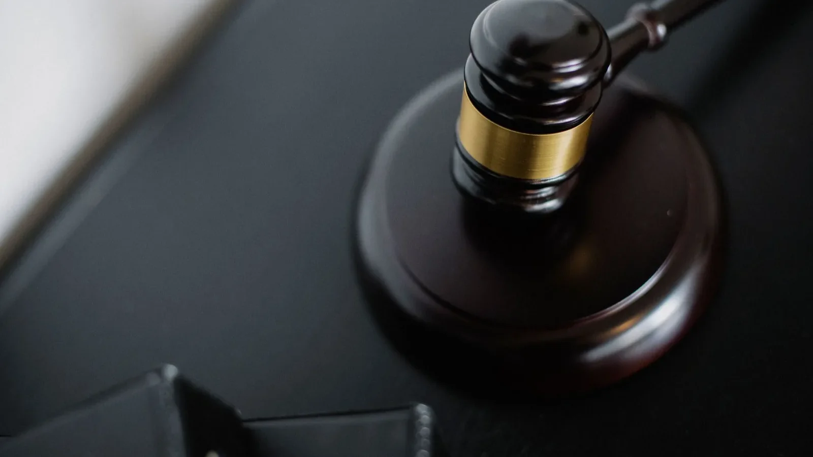 Mahkeme salonunda hâkim tokmağı ve dava dosyaları, infaz hesaplama ve koşullu salıverilme konusunu temsil ediyor