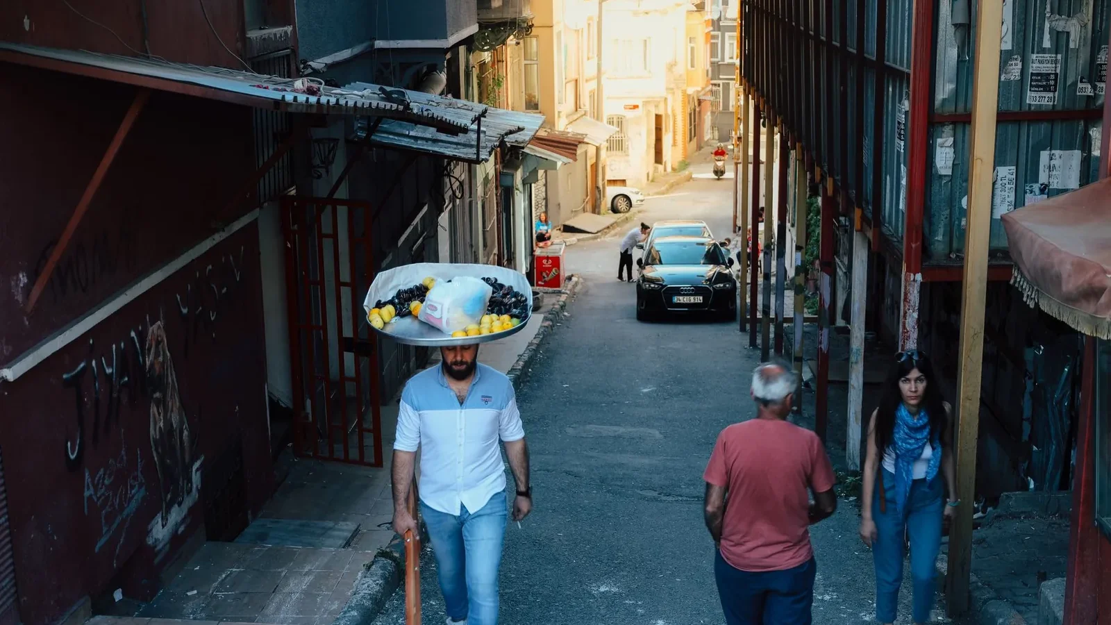 Everyday street life in an Istanbul neighbourhood, where the minimum wage in Türkiye for 2026 is ₺28,075.50 net