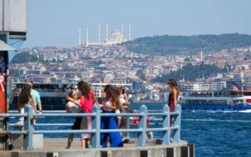 Visitors on the Istanbul waterfront, for Indian citizens planning a Türkiye visa